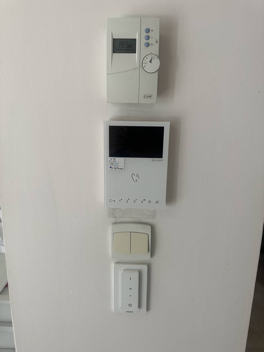 Interphone avec contrôle d’accès intégré pour entreprise avec options de vidéophone et audio Cannes sur la Côte d'Azur