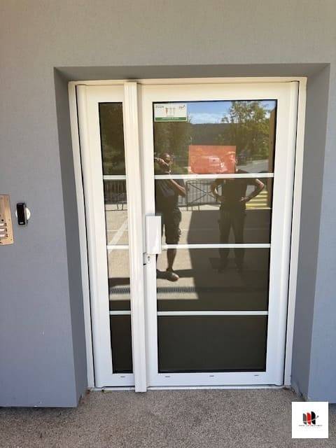 PORTE-D-ENTREE-AVEC-BANDEAU-VENTOUSE